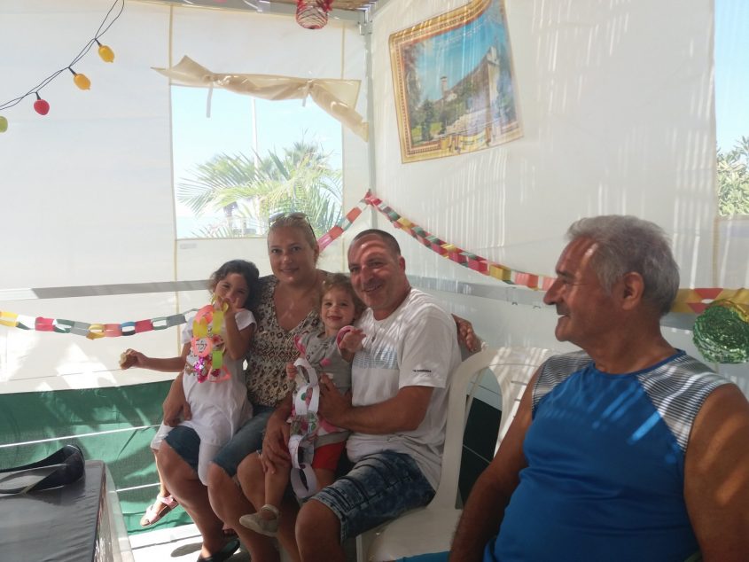 משפחת שריקי: דויד, 76, וזהבה, 72, פנסיונרים יחד עם הילדים והנכדות