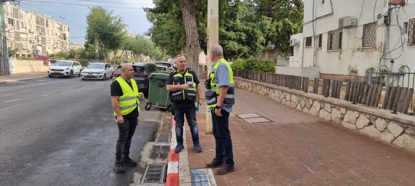 עובדי עיריית אשדוד בהיערכות לקראת ימים גשומים. צילום: עיריית אשדוד