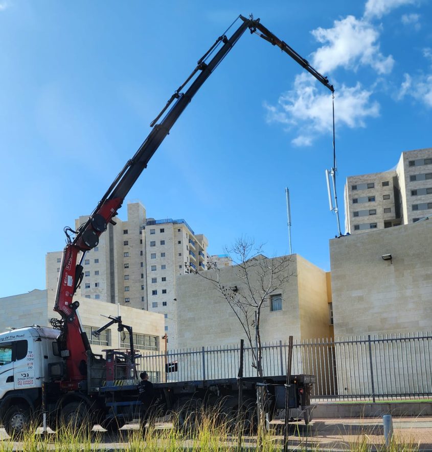 התקנת האנטנות היום בגג ביה"ס רימונים