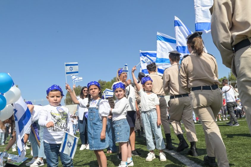 ילדי הגנים חוגגים עצמאות. צילום: אורי קריספין