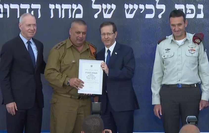 אל"מ במיל' מרקו אזואלוס מקבל את האות. צילום: לע"מ