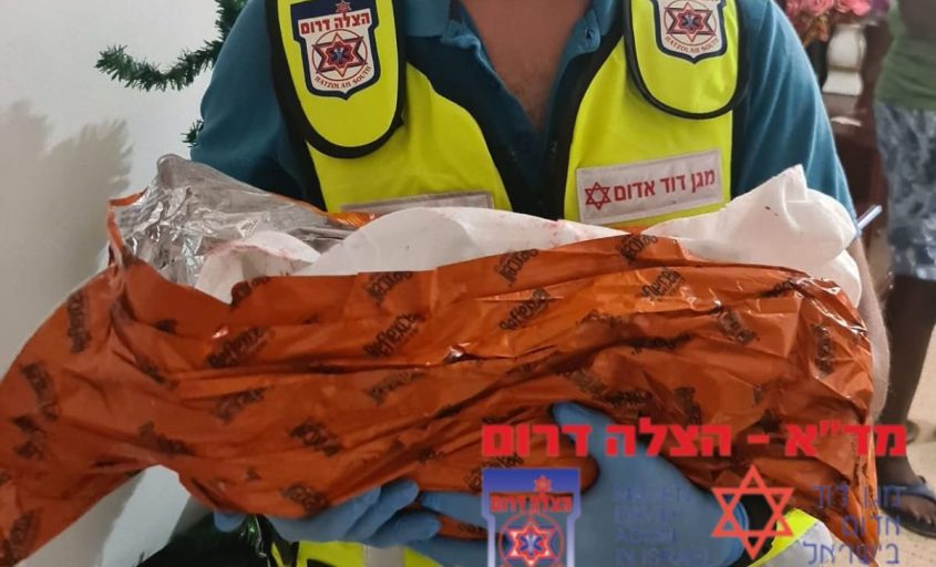 התינוק לאחר הלידה. צילום: דוברות מד"א הצלה דרום