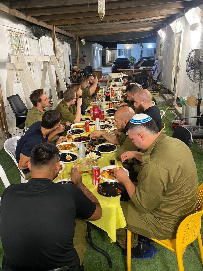 חיילים בדרום בארוחה שאירגנו עבורם גני מע"ר