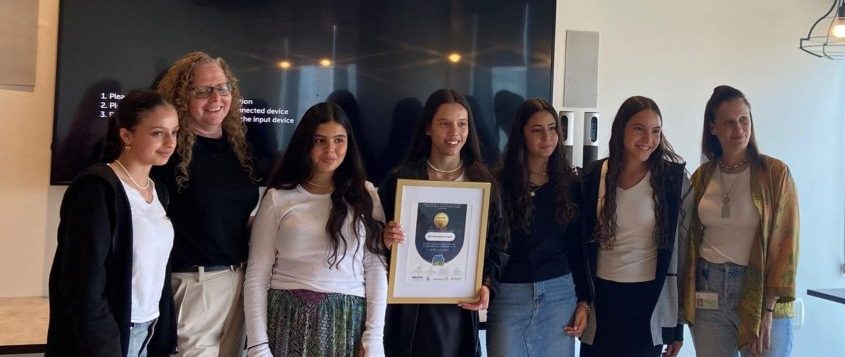 זכיה בתחרות 'נשים מובילות מדע', הזוכות תלמידות אמית שחרי
