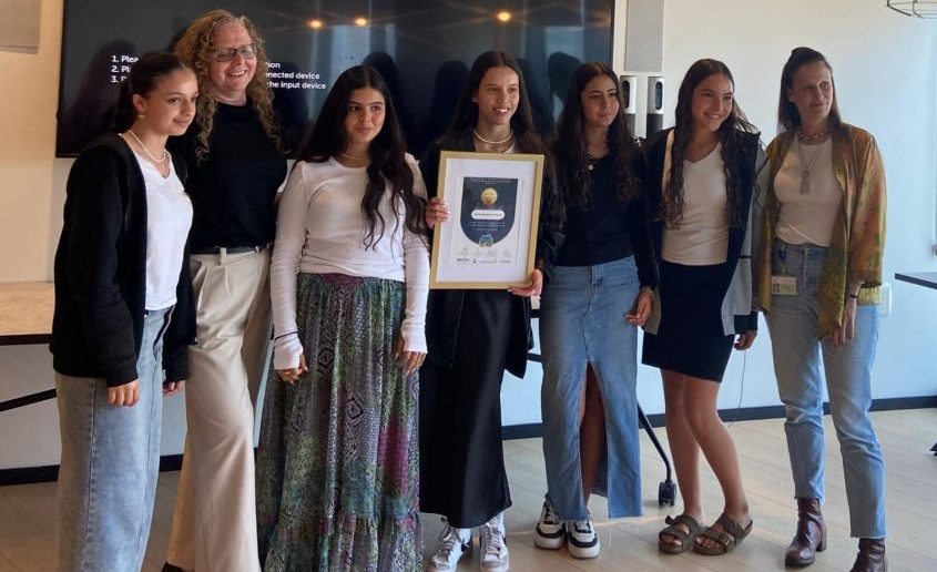 זכיה בתחרות 'נשים מובילות מדע', הזוכות תלמידות אמית שחרי
