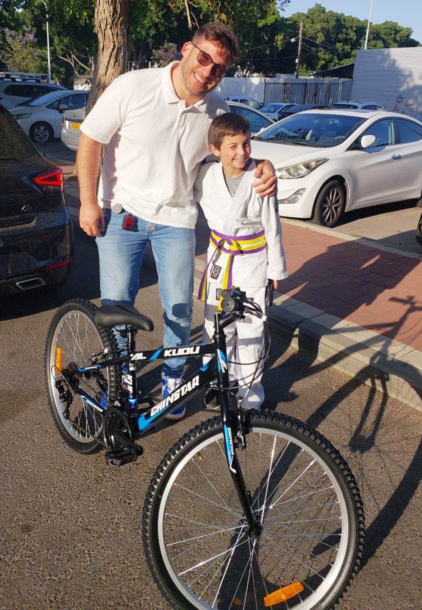 ניב מישלס והילד אושרי עם האופניים החדשים