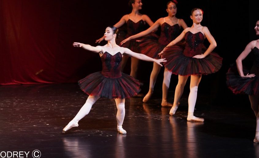 רקדניות בוגרות מבית הספר לבלט מתוך המופע. צילום: odrey- מוטי קדוש