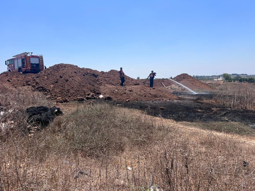 כיבוי השריפה ליד ביצרון. צילום: כבאות והצלה