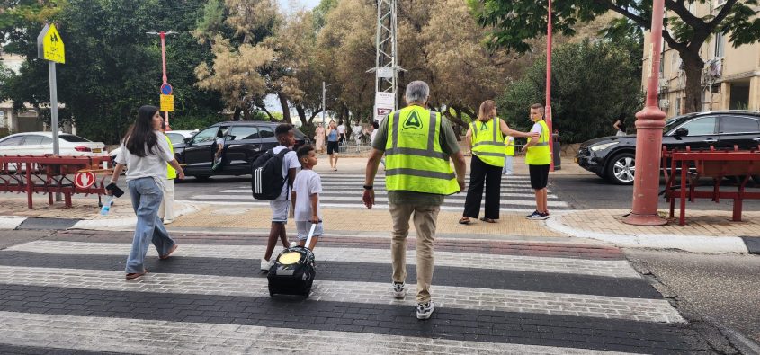 עובדי חברת אדמה אגן מלווים את התלמידים לבה"ס. צילום: אדמה