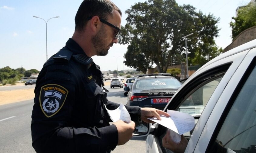 דו"ח תנועה לנהג. צילום: דוברות המשטרה