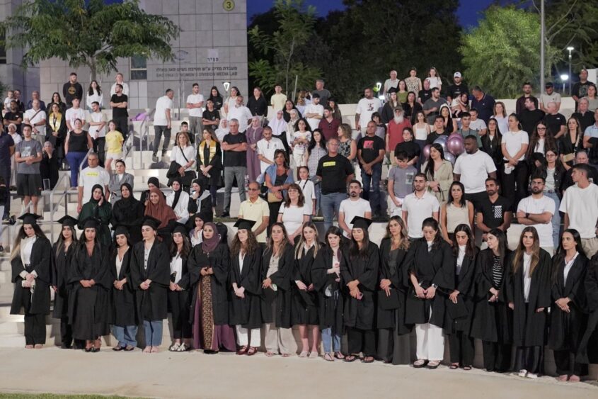 דקת דומייה. צילום: שמעון אוחנה, יח''צ המכללה האקדמית ספיר