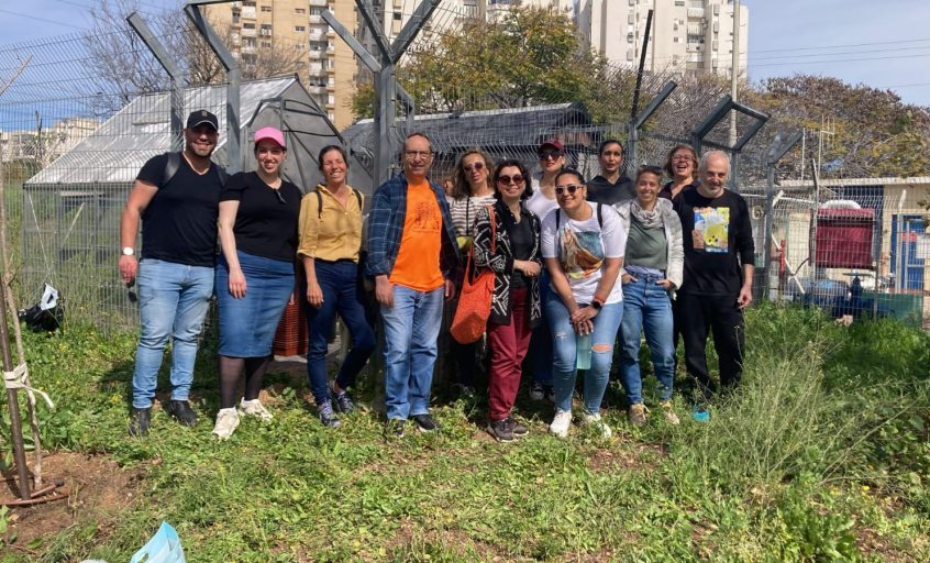 סיור במשתלה החברתית ברובע טו, במסגרת ההכשרה שעברו התושבים. צילום: עיריית אשדוד