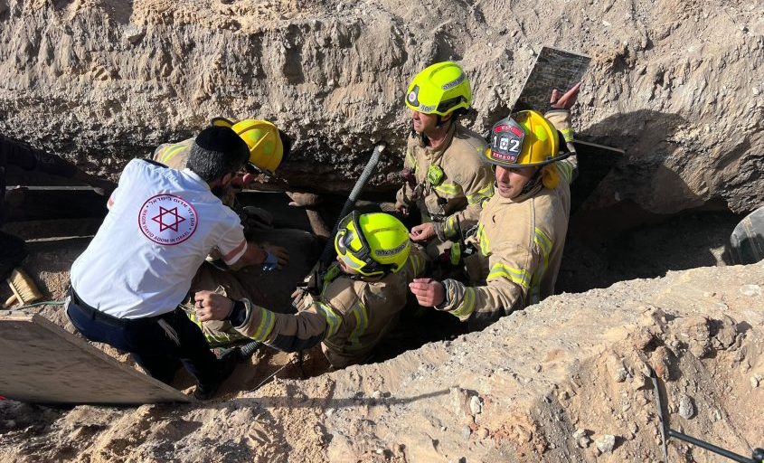 החילוץ במסוף הפחם באשדוד. צילום: תיעוד מבצעי כבאות והצלה