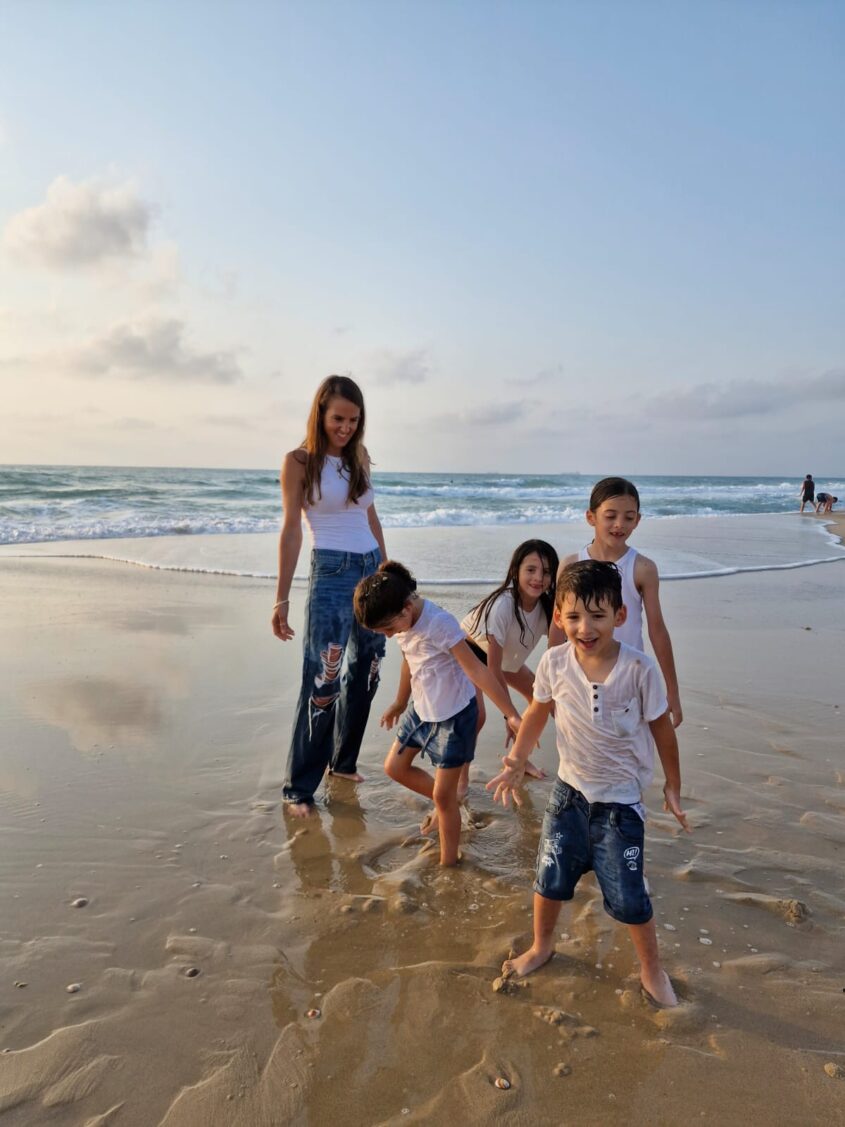 ליאת והילדים בחוף הים. צילום: אלבום משפחתי