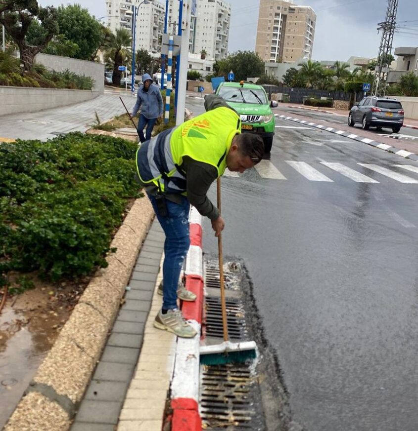 נערכים לגשמים באשדוד. צילום ארכיון