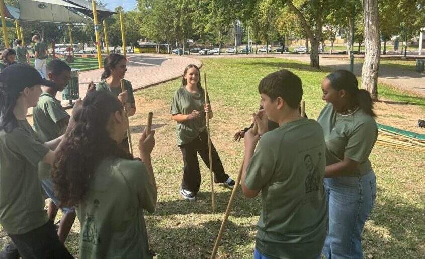 תלמידי מקיף א' ביום גיבוש עם חולצות לזכר הנופלים