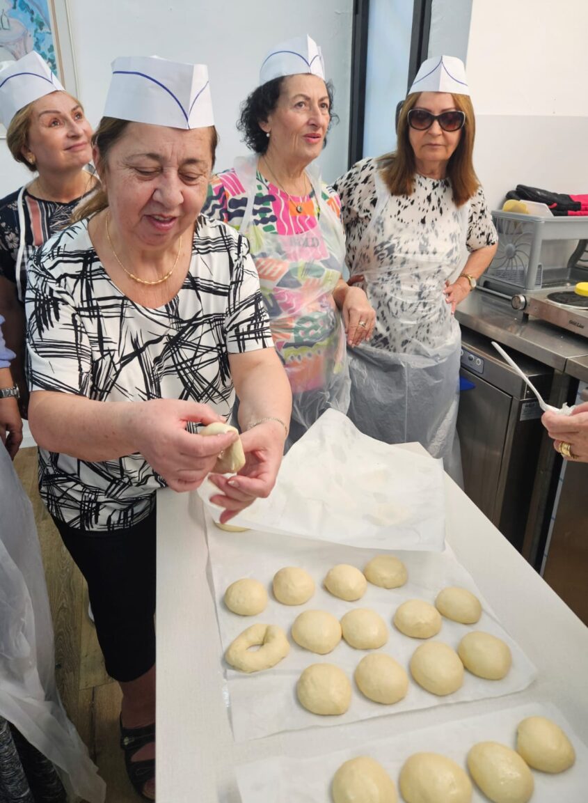 חברות הקבוצה לומדות את רזי הספינג. צילום: דודו בן זינו