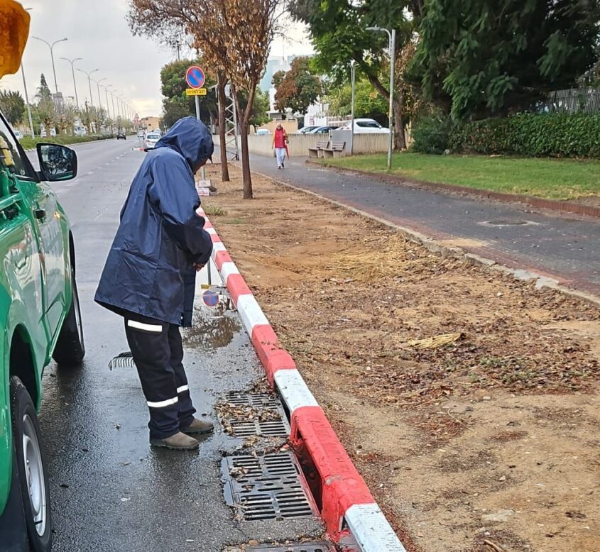 ניקוי קולטנים ע"י עיריית אשדוד. צילום: דוברות עיריית אשדוד