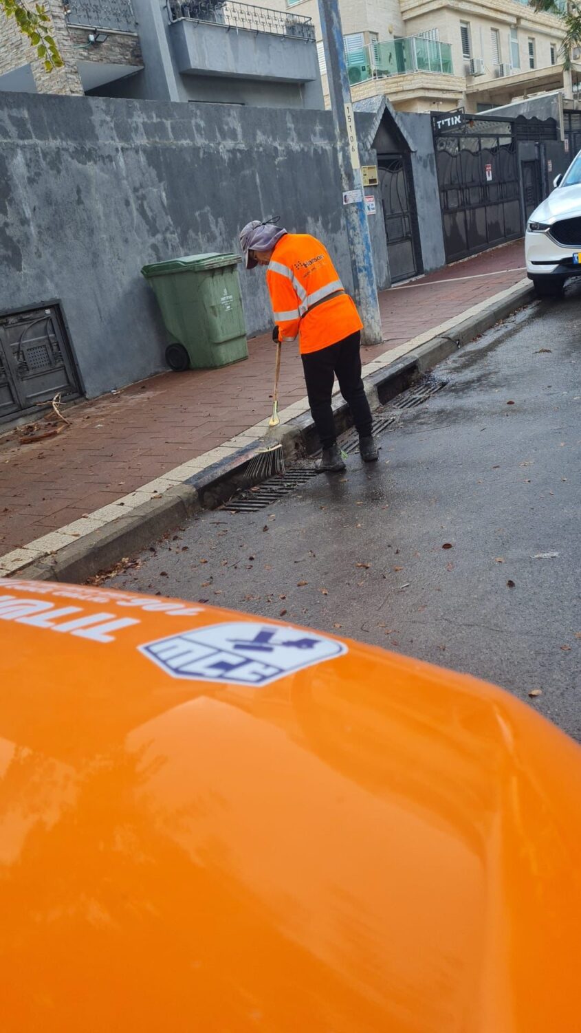 ניקוי קולטנים ע"י עיריית אשדוד. צילום: דוברות עיריית אשדוד