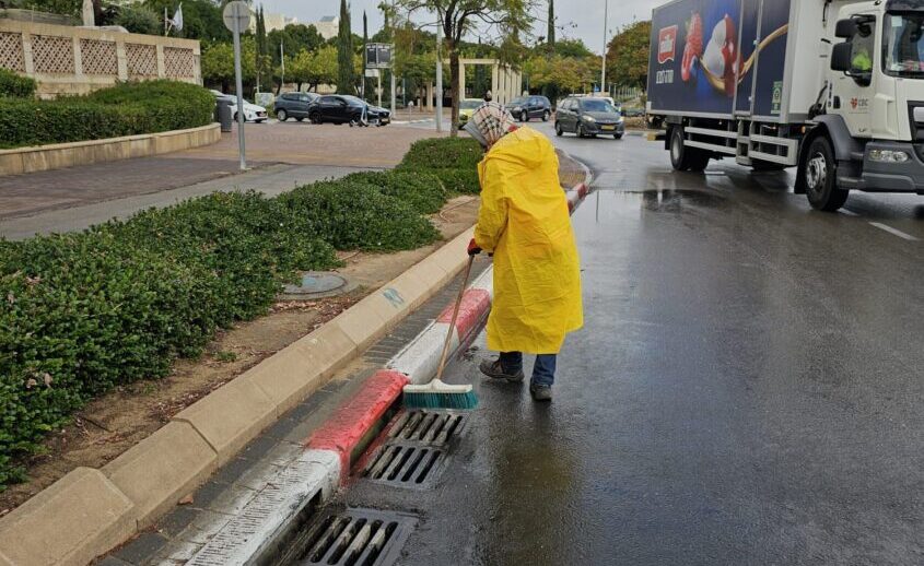 ניקוי קולטנים ע"י עיריית אשדוד. צילום: דוברות עיריית אשדוד