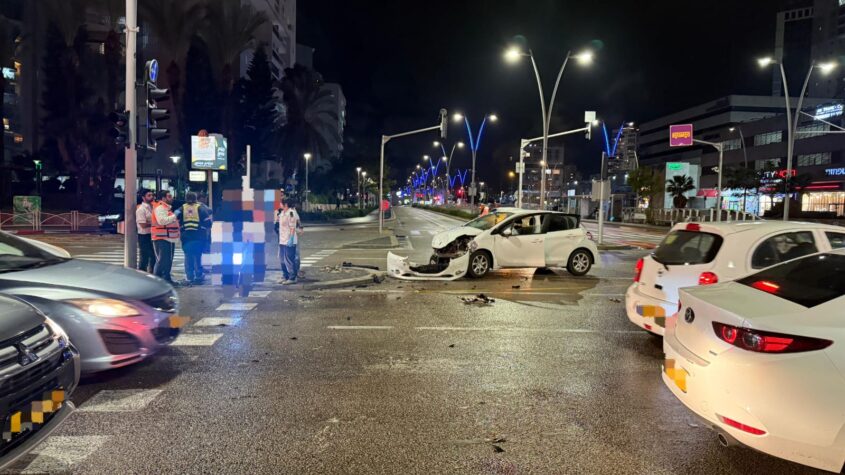 זירת התאונה בשד' הרצל. צילום: תיעוד מבצעי מד"א