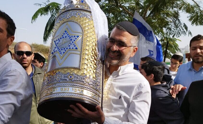 הכנסת ספר תורה לזכרו של רס"ן חן בוכריס ז"ל. צילום: אלעד אדרי