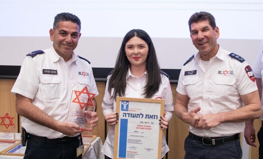 מצטיינת מרחב לכיש של מד"א, רינת מגן, בקבלת התעודה. צילום: דוברות מד"א