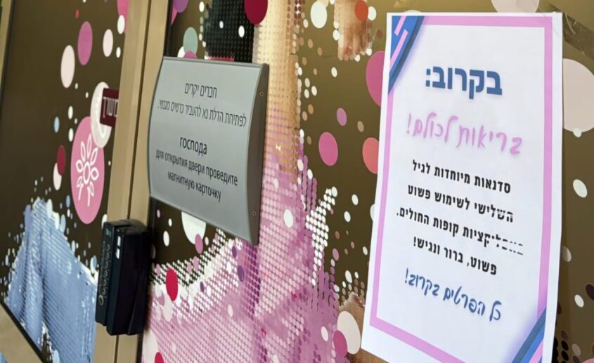 פעילות העלאת מודעות ברחבי העיר של חברי תנועת אשדודים. צילום: תנועת אשדודים