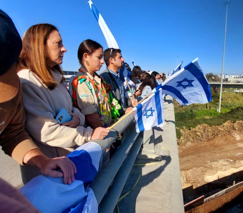 תושבי אשדוד בגשר עד הלום. צילום: צביקה ברנר