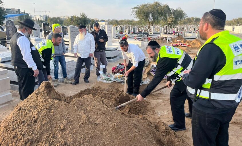 אנשי זק"א בהלוויה היום. צילום: דוברות זק"א