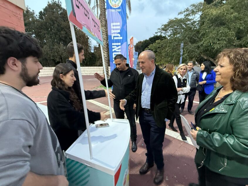 מפגש ראש העיר עם נציגי הנוער. צילום: שמואל דוד